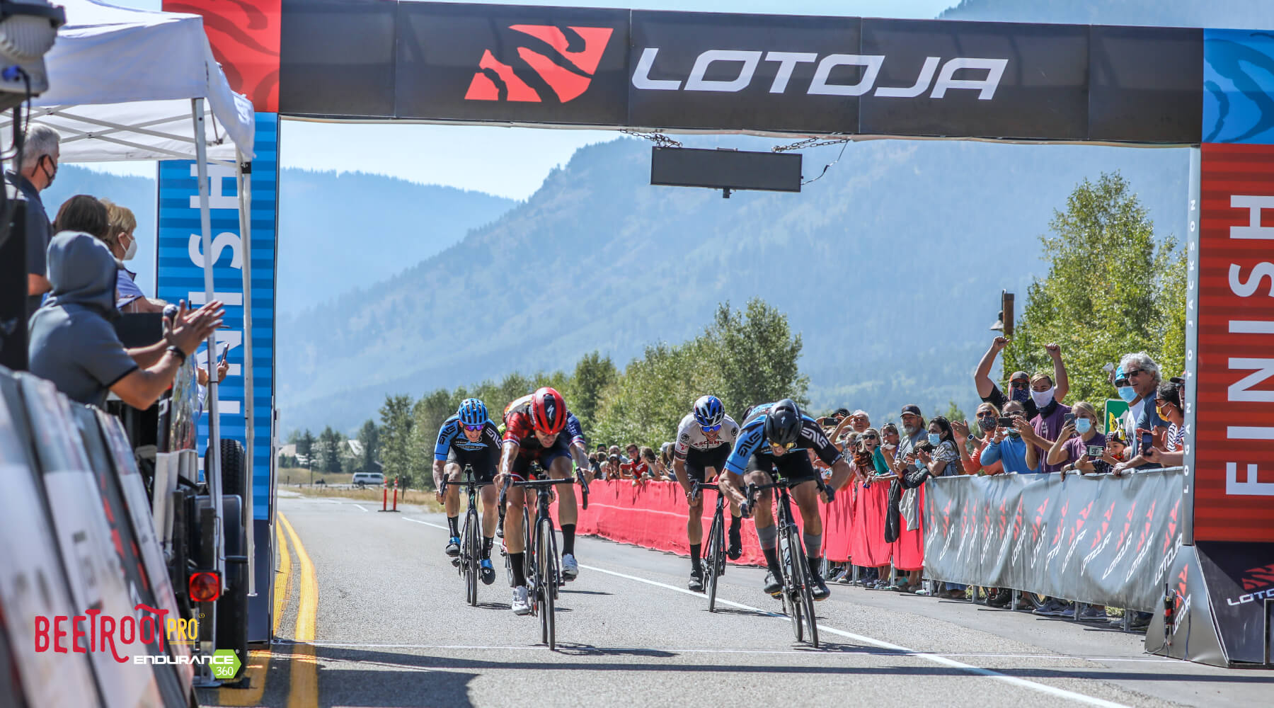 Riders sprinting to the finish line at LotoJa